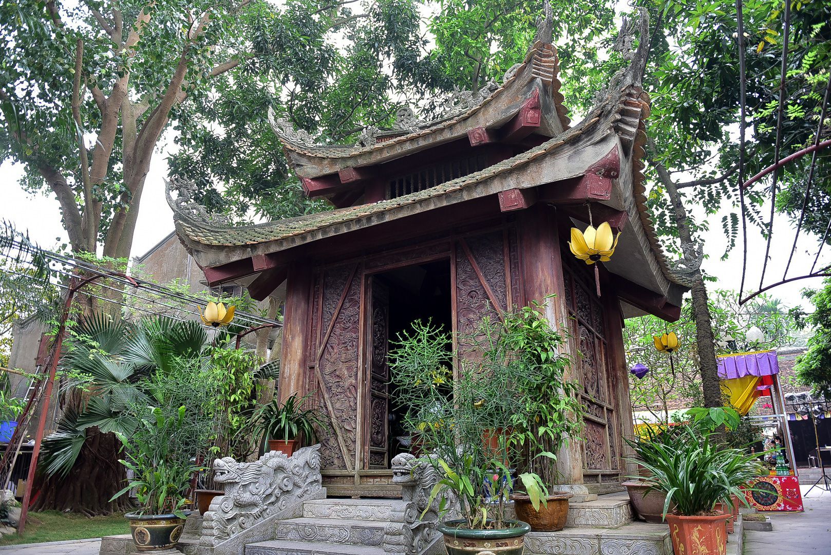 Chùa được xây dựng hoàn toàn bằng gỗ 